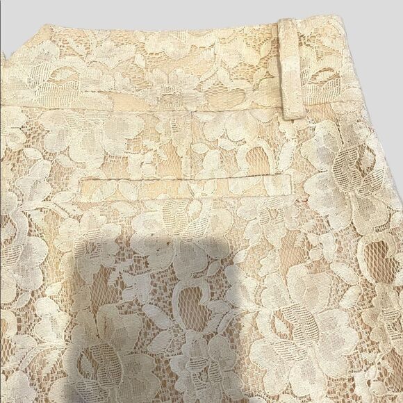 Beautiful bcbgmaxazria Pia Shorts Lace Off-White/Cream EUC size small - Picture 6 of 7